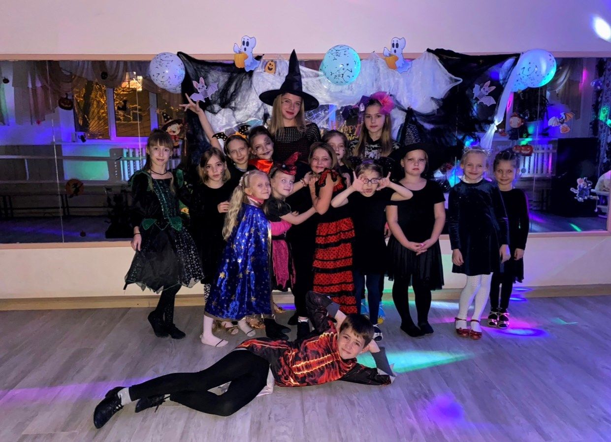 Вихованці гуртка бальної хореографії “IMPERIA” весело та яскраво провели хелловін